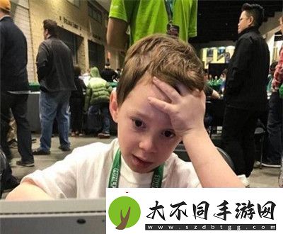 2021贫穷使我快乐的表情包2021贫穷使我快乐假笑男孩表情包大全分享