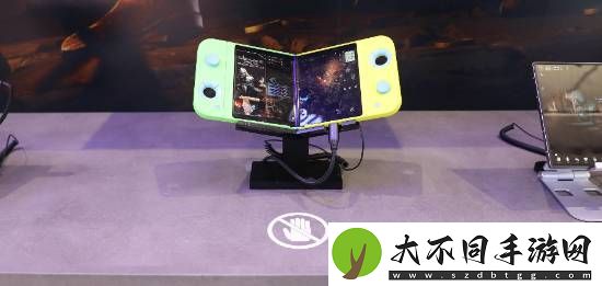 都能折叠！三星展示概念折叠屏手持游戏掌机
