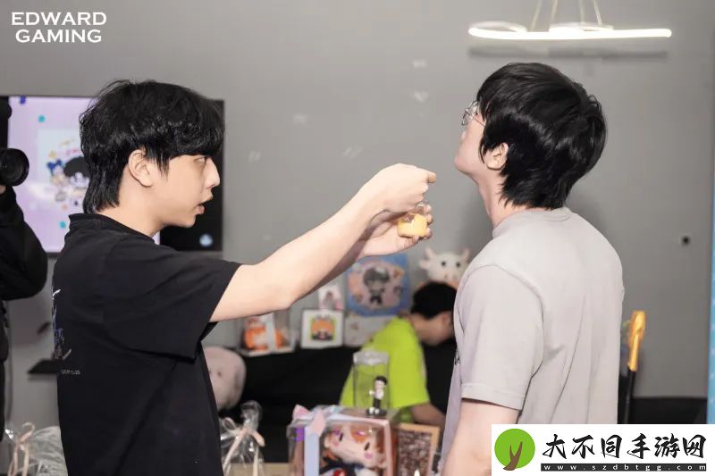 EDG发布ZmjjKK生日会返图