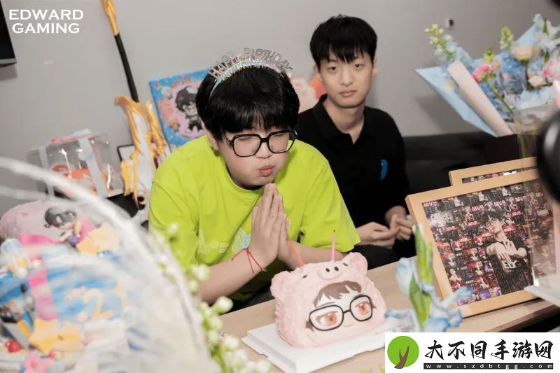 EDG发布ZmjjKK生日会返图