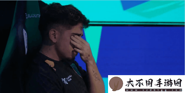 难掩悲伤