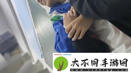 我在教室里被同桌c出水