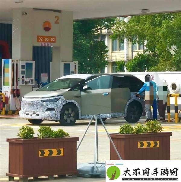 小鹏X9增程版现身加油站