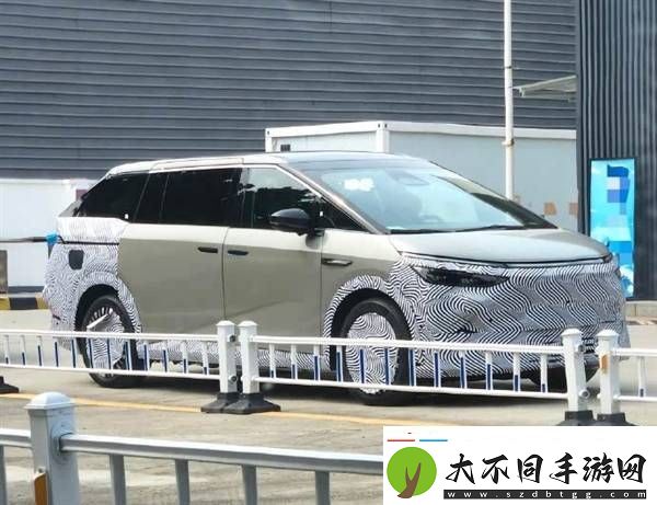 小鹏X9增程版现身加油站