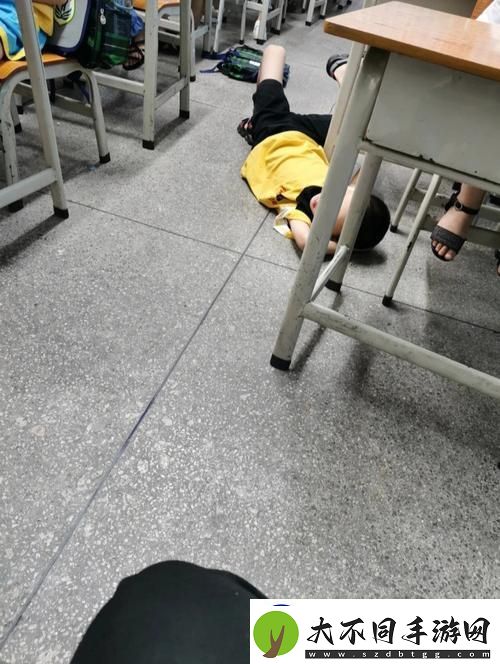 上课没带罩子让他c了一节课更新了