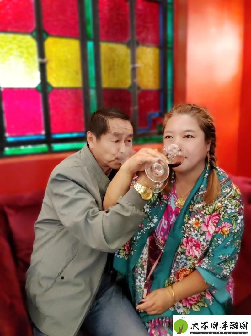 5对夫妻一男一女一起喝酒