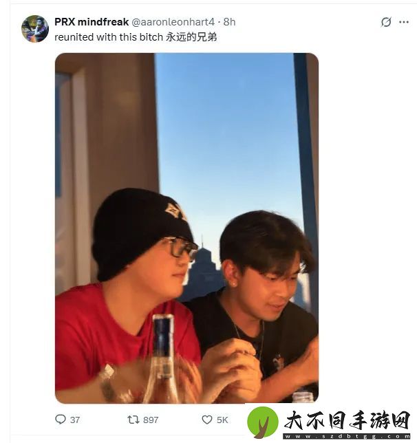 mindfreak发布和ZmjjKK合照并配文