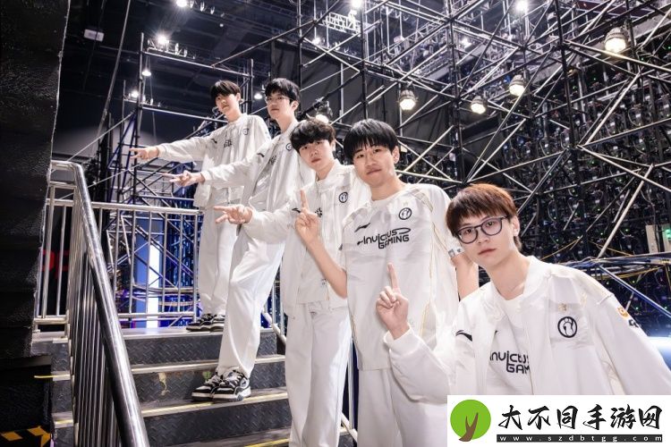 加起来八根手指！Rookie